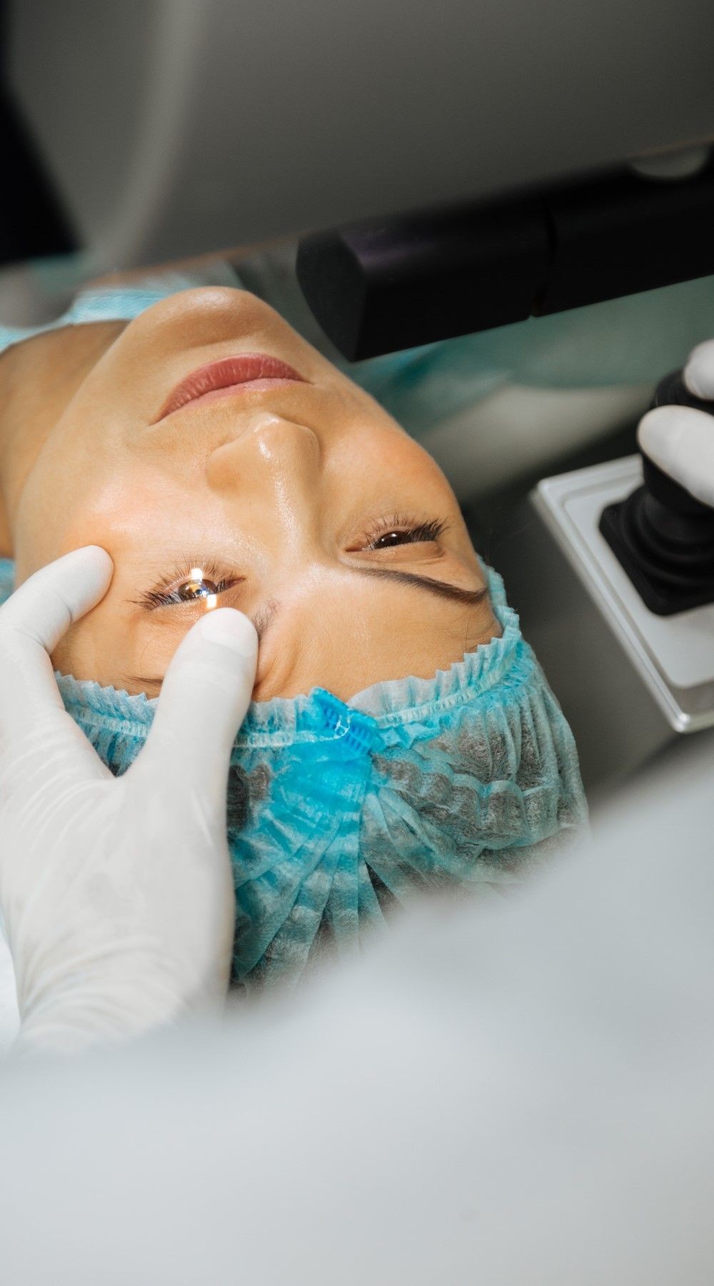 Persona que se encuentra en medio de evaluación para el desarrollo de una blefaroplastia hecha por parte de un especialista.