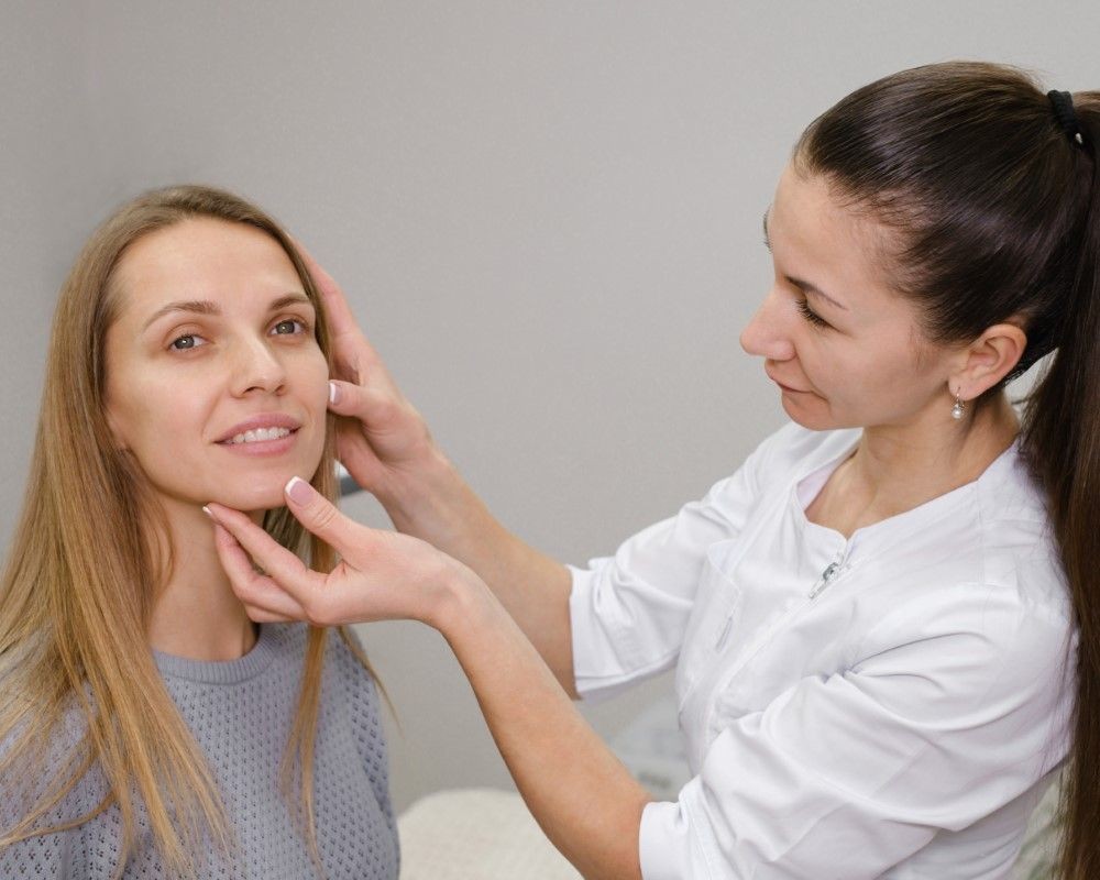 Foto de experta de PARS analizando a la paciente para la realización de la bichectomía por el Dr. Marco Aurelio.