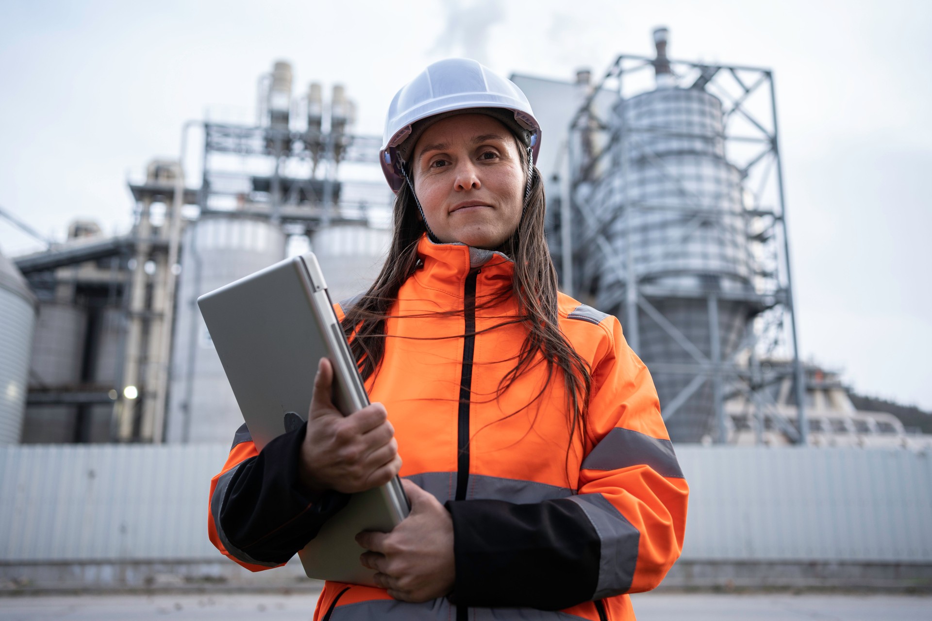 Es importante porque la certificación garantiza que el cirujano ha recibido formación especializada, ha cumplido con los requisitos de experiencia y ha pasado exámenes rigurosos para demostrar su competencia. Un cirujano certificado también se adhiere a altos estándares de seguridad y ética profesional.